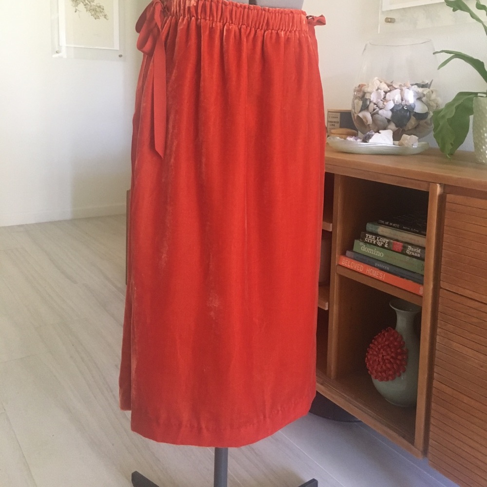 Fun velveteen skirt with Tie detail